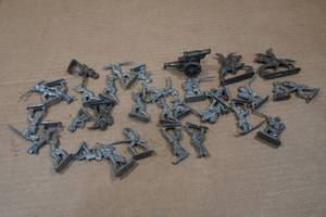 lot 275 image: Vintage Cast Metal Miniature Army Men