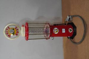 lot 285 image: White Rose Gas Pump Replica