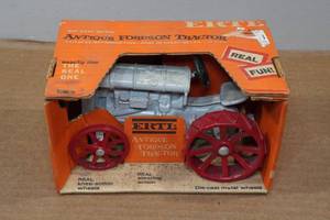 lot 286 image: Vintage Ertl Antique Fordson Tractor Detailed Replica