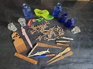 lot 11 image: Various Vintage Smalls Keys, Blue Glass, And More