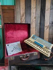 lot 33 image: Gorgeous Scandalli Accordion In Great Condition and Vibrant Blue Coloring
