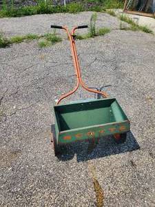 lot 40 image: Very Cool Vibrant Color Scotts Lawn Seeder Great for Garden or Lawn Display or Flower container