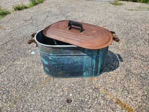 lot 41 image: Antique Copper Boiler with Lid Great Display or for Flowers