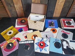lot 49 image: Vintage  45s Record ot of Various Artists Hall & Oats, Tina Turner, Phil Collins, WhiteSnake and much more