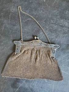 lot 64 image: Antique Art Deco 20th Century Silver Mesh Purse