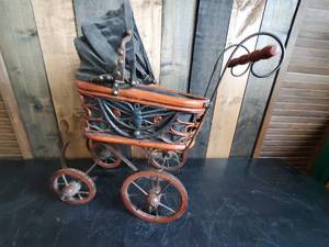 lot 68 image: Small Display Baby Buggy for Dcor or Small Plant  Very cute Good Solid condition