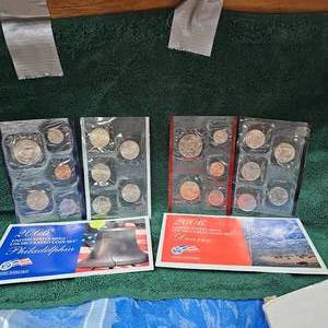 lot 4 image: 2006 US Mint Set, As New, D & P