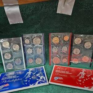 lot 5 image: 2005 US Mint Set, As New, D & P