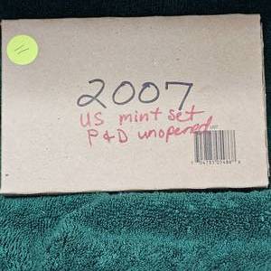 lot 11 image: 2007 US Mint Set, As New, D & P