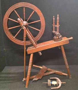 lot 189 image: Antique wooden spinning wheel