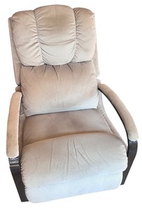 lot 70 image: Comfortable Swiveling Recliner Chair with Fabric Upholstery