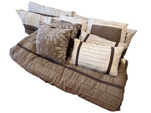 lot 80 image: Queen Size Comforter with Matching Pillows Set