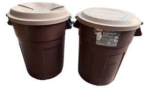 lot 177 image: Pair of Rubbermaid Roughneck 32-Gallon Trash Cans with Lids