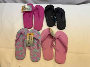 lot 3 image: 15 Pairs Children Flip Flops
