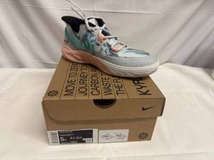 lot 39 image: 5Y Nike Kyrie 8 Go (GS)Photon Dust