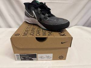 lot 40 image: 5Y Nike Kyrie 8 Go (GS)BlackBlack White-Light Menta
