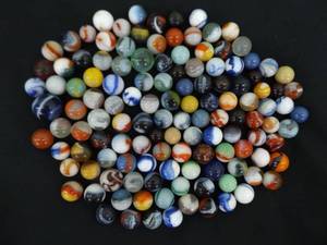 lot 17 image: Lot of Vintage and Antique Marbles