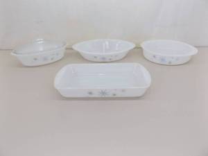lot 35 image: Lot of Vintage MCM Design Glasbake 