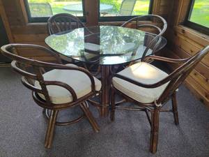 lot 17 image: Rattan Glass Top Table & Chairs Set Note Coon Rapids Pick Up Location