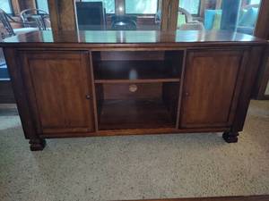 lot 22 image: Wood TV Stand Note Coon Rapids Pick Up Location