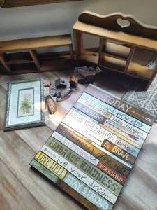 lot 26 image: Assorted Wall Decor Note Coon Rapids Pick Up Location