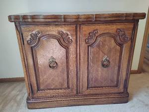 lot 28 image: Thomasville Oak Expandable Buffet Note Coon Rapids Pick Up Location