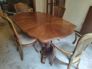 lot 29 image: Thomasville Oak TableChairs Set Note Coon Rapids Pick Up Location