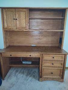 lot 34 image: Oak Desk wCredenza Note Coon Rapids Pick Up Location
