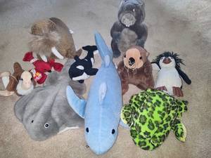 lot 43 image: Assorted Lot Zoo Animals Note Coon Rapids Pick Up Location