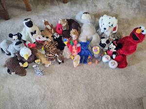 lot 44 image: Lot of Assorted Stuffed Animals Note Coon Rapids Pick Up Location