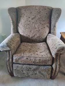 lot 37 image: Reclining Side Chair Note Coon Rapids Pick Up Location