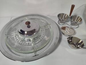 lot 16 image: Vintage Stainless Serving Pieces