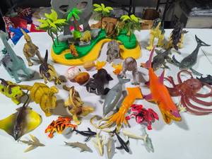 lot 75 image: Dinosaur Island & Tons of Play Dinos