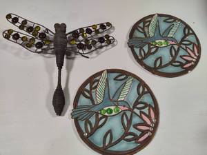 lot 93 image: Hanging Dragonfly & Hummingbird Decor