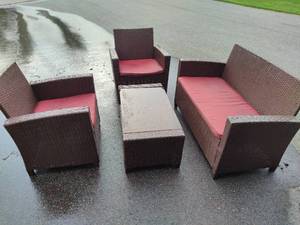 lot 105 image: Outdoor Patio Set