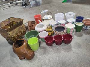 lot 80 image: Assorted SmallMedium Pots