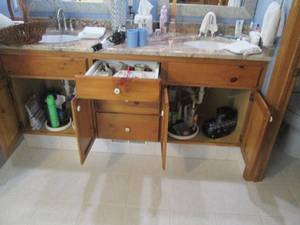 lot 208 image: All unattached decor and personal...