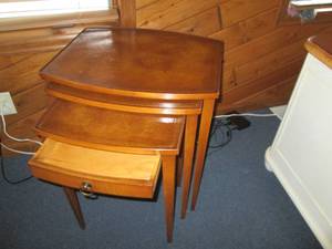 lot 225 image: Vintage Wood 3pc nesting table set...