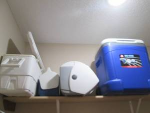 lot 228 image: Rolling Igloo Ice Cube cooler with ...