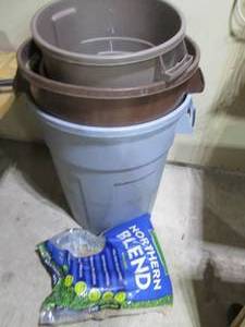 lot 256 image: Collection of Rubbermaid style tras...