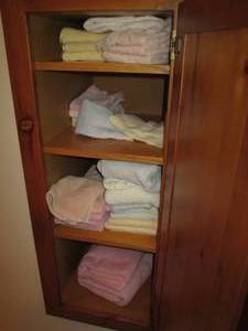 lot 10 image: Content of bathroom to include soap...