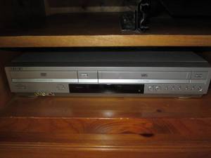 lot 16 image: Sony VHSDVD combo with remote...