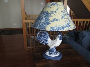 lot 22 image: Ceramic painted rooster themed lamp...