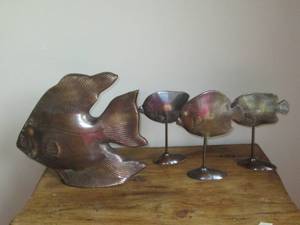 lot 29 image: Bronze tone 11in fish statue decor ...