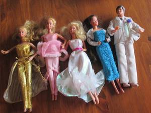 lot 34 image: Assortment of vintage Barbie dolls ...