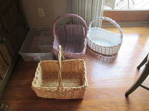 lot 45 image: Bundle of large wicker baskets and ...