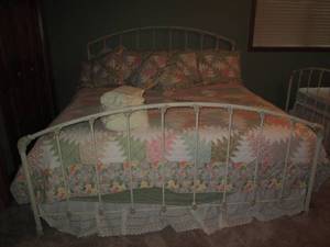 lot 64 image: Heavy duty metal king size bed fram...