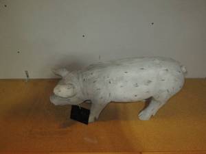 lot 80 image: Heavy 25in long decorative Pig stat...