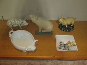 lot 81 image: Assortment of ceramic pig figurines...