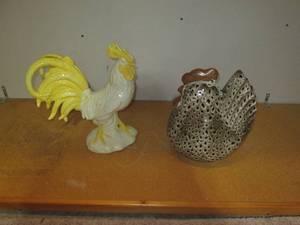lot 85 image: Large 12in ceramic nesting hen stat...